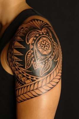  Tatouage maori, polynésien de l'épaule avec une tortue